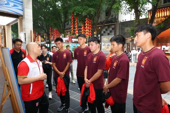 被白丝护士榨精脚交