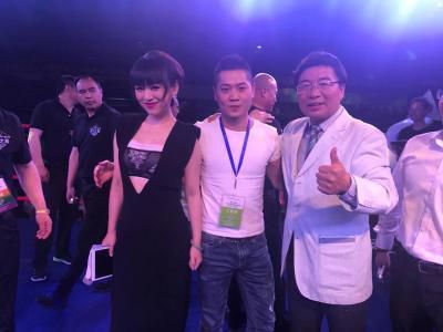 美女扒开尿口给男人看